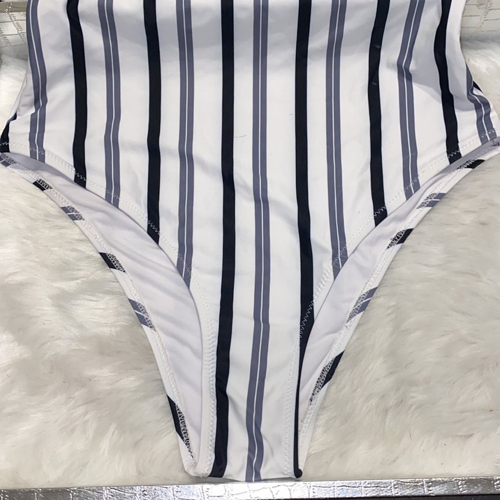 New bathing suit 🤍 - Picture 2 of 4